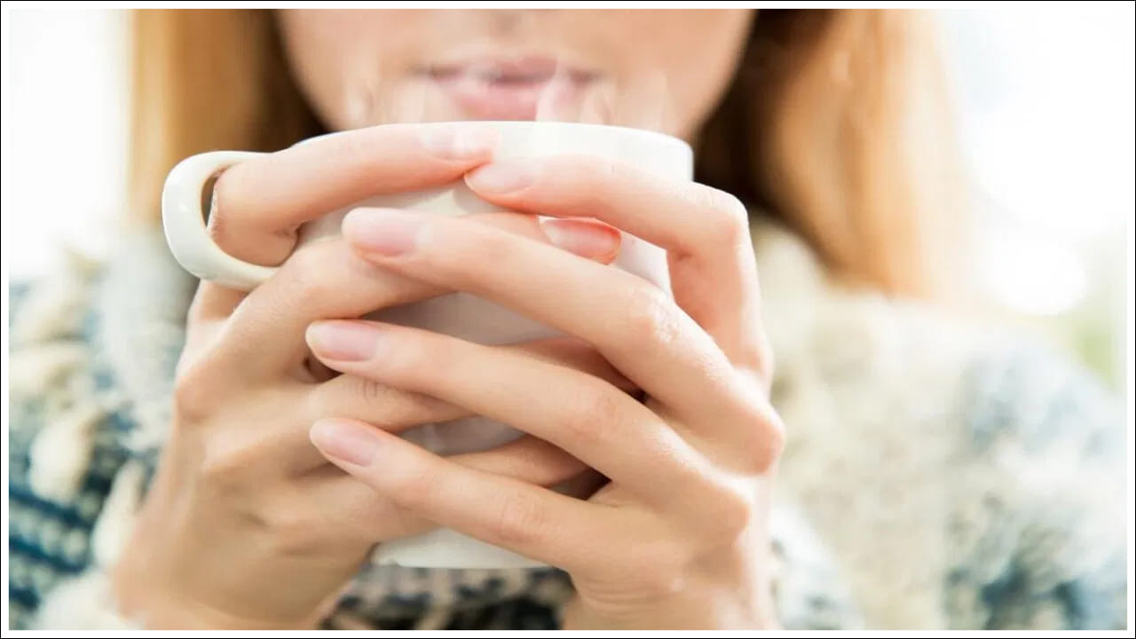 మీ కడుపు పూర్తిగా ఆరోగ్యంగా ఉండటం ముఖ్యం. మీ కడుపు క్లియర్ కాకపోతే అది మలబద్ధకం, అజీర్ణం, ఉబ్బరం, కడుపు నొప్పి, గ్యాస్, అజీర్ణం, వాంతులు, వికారం కలిగించవచ్చని నిపుణులు చెబుతున్నారు. అంతే కాదు.. ప్రేగులలో పేరుకుపోయిన మురికి తలనొప్పి, అలసట, బరువు పెరగడం, అలసట లేదా బలహీనత వంటి లక్షణాలు కనిపిస్తాయి. ఈ రోజు మనం మీ పొట్టను శుభ్రం చేసే ఒక గొప్ప హోం రెమెడీ గురించి తెలుసుకుందాం. ఇది మీ సమస్యలన్నింటిని నయం చేస్తుంది.