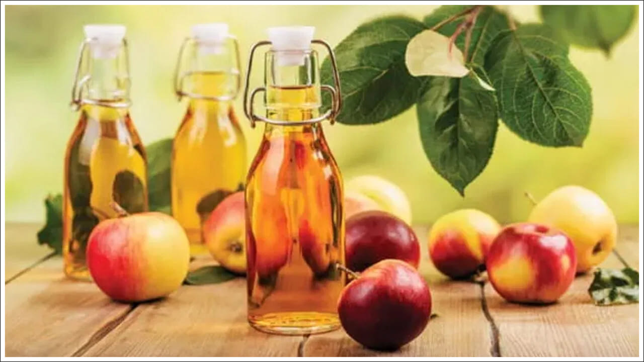 అంతే కాకుండా రాత్రి పడుకునే ముందు ఒక గ్లాసు నీటిలో రెండు చెంచాల యాపిల్ వెనిగర్ మిక్స్ చేస్తే పొట్ట శుభ్రపడుతుంది. నైట్‌ నిద్రించే ముందు ఈ పానియం తాగండి.