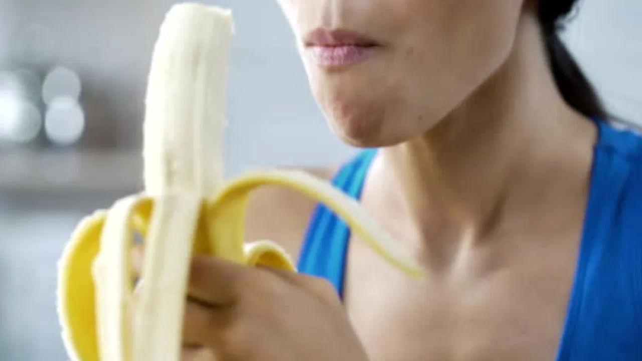 అరటిపండులో ఐరన్, మెగ్నీషియం పుష్కలంగా ఉంటాయి. ఇవి శక్తి బూస్టర్లుగా పనిచేస్తాయి. అరటిపండులోని చక్కెరలు, పొటాషియం కండరాలను నిర్మించడంలో సహాయపడతాయి. వ్యాయామ సమయంలో కండరాల తిమ్మిరిని నివారిస్తాయి. కాబట్టి ఖచ్చితంగా జిమ్కి వెళ్లే ముందు కనీసం ఒక అరటిపండు తినండి.