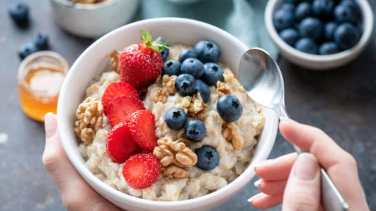 జిమ్కి వెళ్లే ముందు కడుపు నిండుగా ఉండడంతోపాటు శక్తిని పెంచుకోవడం చాలా ముఖ్యం. ఓట్స్లో కార్బోహైడ్రేట్లు పుష్కలంగా ఉంటాయి. ఇవి శక్తిని పెంచడంలో సహాయపడతాయి. కాబట్టి జిమ్కి వెళ్లే ముందు ఓట్స్ మీల్ తప్పక తీసుకోవాలి. అలాగే ప్రోటీన్-రిచ్ ఫుడ్ ప్రొడక్ట్ అంటే వెంటనే గుర్తుకొచ్చేది పెరుగు. ఇందులో కార్బోహైడ్రేట్లు పుష్కలంగా ఉంటాయి. ఇది కండరాల నిర్మాణానికి సహాయపడుతుంది. పెరుగు జీర్ణక్రియలో, కీళ్ల నొప్పులను తగ్గించడంలో కూడా ప్రభావవంతంగా ఉంటుంది. కాబట్టి మీరు జిమ్కి వెళ్లే ముందు పెరుగు కూడా తినవచ్చు.