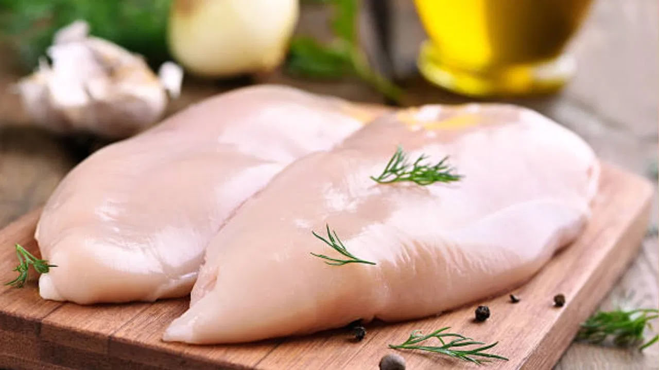 జిమ్కి వెళ్లే ముందు ఎనర్జీ బూస్టర్ తీసుకోవడం ఎంత ముఖ్యమో జిమ్ నుంచి తిరిగి వచ్చిన తర్వాత ప్రొటీన్లు అధికంగా ఉండే ఆహారాన్ని తినడం కూడా అంతేముఖ్యమని డైటీషియన్లు సిఫార్సు చేస్తున్నారు. కాబట్టి మీరు జిమ్ నుంచి తిరిగి వచ్చిన తర్వాత లీన్-ఫ్యాట్, ప్రోటీన్-రిచ్ చికెన్ బ్రెస్ట్ తినవచ్చు.ఖనిజాలు, యాంటీఆక్సిడెంట్లు సమృద్ధిగా ఉంటాయి. కాబట్టి జిమ్ నుంచి తిరిగి వచ్చిన తర్వాత పాలకూర, బీన్స్, ఉల్లిపాయ ఆకులు వంటి కూరగాయల ముక్కలతో చేసిన సలాడ్ తీసుకోవచ్చు. అలాగే చాక్లెట్ మిల్క్ కూడా చాలా మంచి ఎంపిక. ఇందులో కార్బోహైడ్రేట్లు, ప్రొటీన్లు పుష్కలంగా ఉంటాయి. ఇది శరీరం గ్లైకోజెన్ను నిల్వ చేయడానికి, కండరాల బలాన్ని పెంచడానికి ఉపయోగపడుతుంది. అందుకే చాలా మంది అథ్లెట్లు జిమ్ నుండి తిరిగి వచ్చిన తర్వాత దీనిని తాగుతారు.