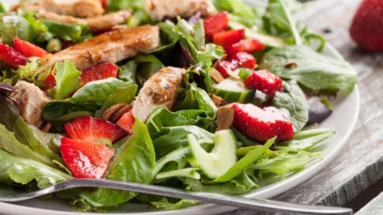 పాలకూరలో విటమిన్లు, ఖనిజాలు, యాంటీఆక్సిడెంట్లు సమృద్ధిగా ఉంటాయి. కాబట్టి జిమ్ నుంచి తిరిగి వచ్చిన తర్వాత పాలకూర, బీన్స్, ఉల్లిపాయ ఆకులు వంటి కూరగాయల ముక్కలతో చేసిన సలాడ్ తీసుకోవచ్చు. అలాగే చాక్లెట్ మిల్క్ కూడా చాలా మంచి ఎంపిక. ఇందులో కార్బోహైడ్రేట్లు, ప్రొటీన్లు పుష్కలంగా ఉంటాయి. ఇది శరీరం గ్లైకోజెన్ను నిల్వ చేయడానికి, కండరాల బలాన్ని పెంచడానికి ఉపయోగపడుతుంది. అందుకే చాలా మంది అథ్లెట్లు జిమ్ నుండి తిరిగి వచ్చిన తర్వాత దీనిని తాగుతారు.