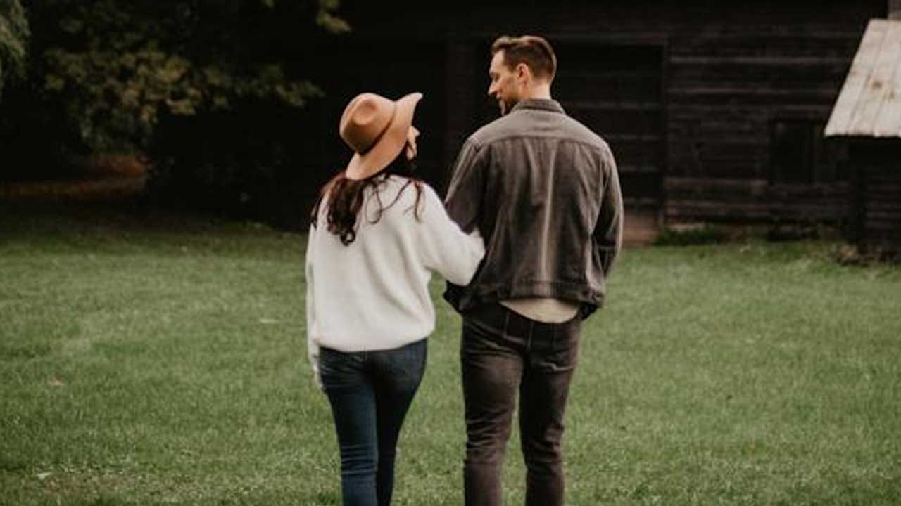 కుటుంబ సభ్యుల గురించి: ఆమె లేదా అతని కుటుంబం గురించి మీ భాగస్వామిని అడగండి. తల్లిదండ్రులు, తోబుట్టువులు, ఇతర బంధువుల గురించి తెలుసుకోవడానికి ప్రయత్నించండి. మీరు మీ కుటుంబం గురించి కూడా వారికి చెప్పవచ్చు. ఇది మీ ఇద్దరికీ ఒకరి కుటుంబాన్ని బాగా అర్థం చేసుకోవడానికి సహాయపడుతుంది.