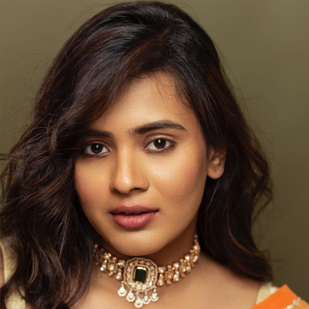 మహారాష్ట్రకు చెందిన హెబ్బా... కన్నడ పరిశ్రమలో హీరోయిన్ గా కెరీర్ స్టార్ట్ చేశారు.తెలుగులో అలా ఎలా? అనే ఓ చిన్న చిత్రం చేశారు. దర్శకుడు సుకుమార్ ఆమెకు గొప్ప ఆఫర్ ఇచ్చాడు. ఆయన నిర్మాతగా తెరకెక్కిన కుమారి 21ఎఫ్ చిత్రంలో ఆఫర్ ఇచ్చాడు. 