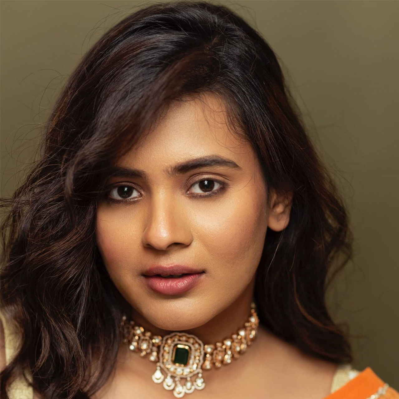 మహారాష్ట్రకు చెందిన హెబ్బా... కన్నడ పరిశ్రమలో హీరోయిన్ గా కెరీర్ స్టార్ట్ చేశారు.తెలుగులో అలా ఎలా? అనే ఓ చిన్న చిత్రం చేశారు. దర్శకుడు సుకుమార్ ఆమెకు గొప్ప ఆఫర్ ఇచ్చాడు. ఆయన నిర్మాతగా తెరకెక్కిన కుమారి 21ఎఫ్ చిత్రంలో ఆఫర్ ఇచ్చాడు. 