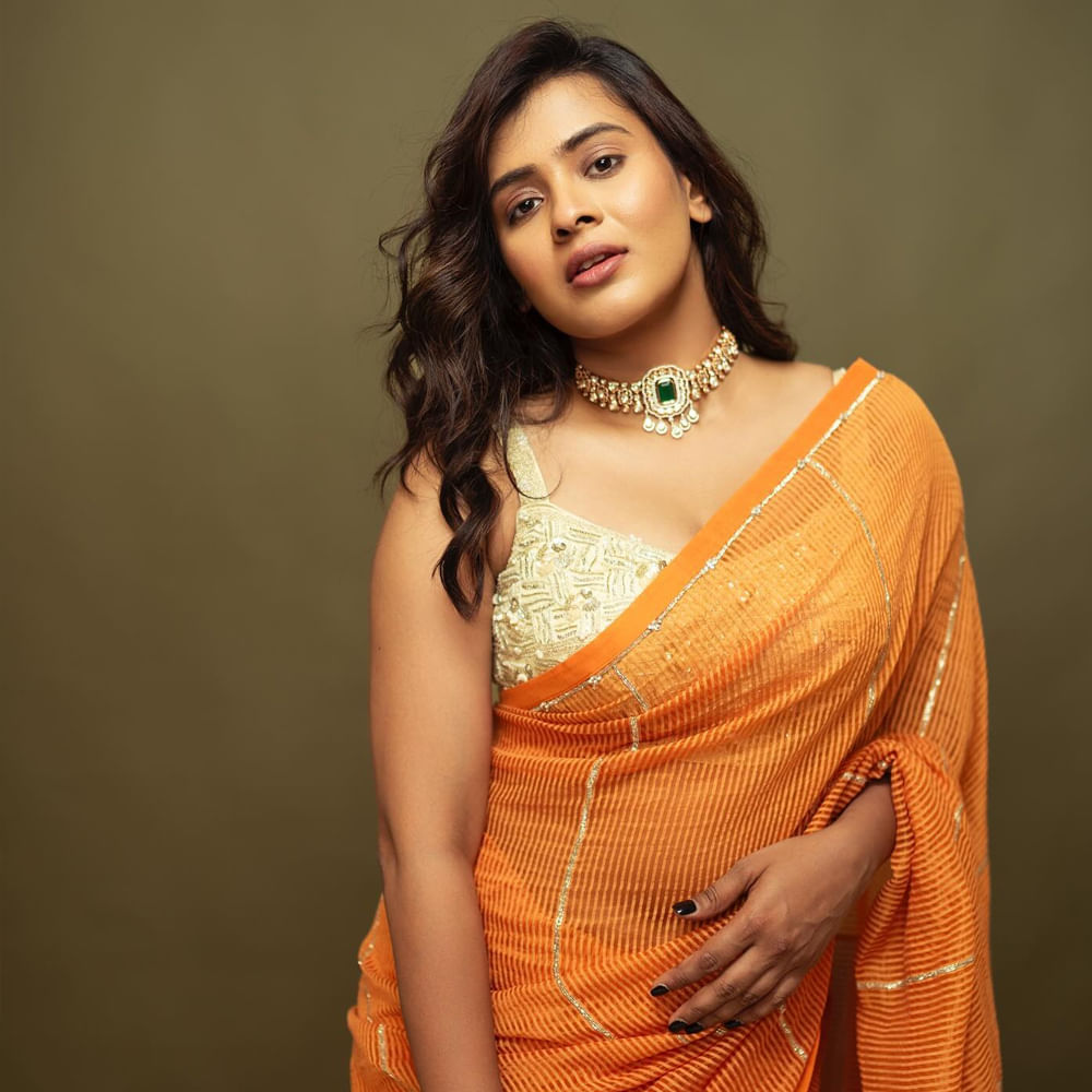 దర్శకుడు పల్నాటి సూర్య ప్రతాప్ తెరకెక్కించిన కుమారి 21ఎఫ్ భారీ విజయం సాధించింది. 2015లో విడుదలైన కుమారి 21 ఎఫ్ యూత్ కి కిక్ ఇచ్చింది. న్యూ ఏజ్ లవ్ డ్రామాగా తెరకెక్కిన ఈ చిత్రం సూపర్ హిట్. హెబ్బా నటన, గ్లామర్ ఆకట్టుకున్నాయి. ఆమెకు యూత్ లో విపరీతమైన ఫాలోయింగ్ వచ్చింది. 