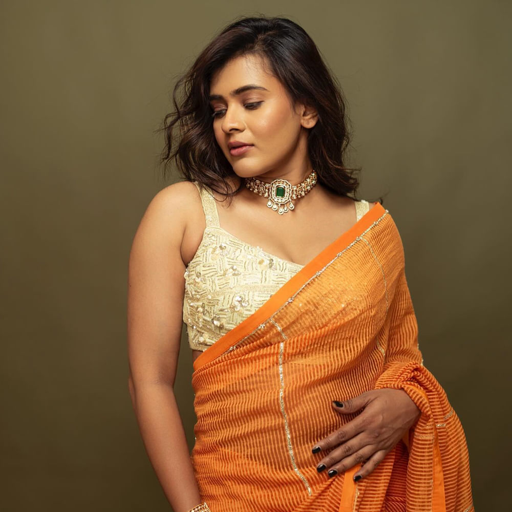 ఆమె కెరీర్ గ్రాఫ్ డౌన్ అవుతూ వస్తుంది. ఒక దశలో హెబ్బా నటన మానేస్తున్నారా? అనే సందేహాలు కలిగాయి. హీరోయిన్ గా ఆఫర్స్ రాకపోవడంతో హెబ్బా బరువు పెరిగింది. పూర్తిగా షేప్ అవుట్ అయ్యింది. రెడ్ మూవీలో ఐటెం నంబర్ చేసిన హెబ్బా లుక్ ఆమె ఫ్యాన్స్ కి షాక్ ఇచ్చింది. ప్రస్తుతం అడపాదడపా ఆఫర్స్ వస్తున్నాయి. ఆమెకు స్టార్ హీరోయిన్ అయ్యే ఛాన్స్ అయితే లేదు.