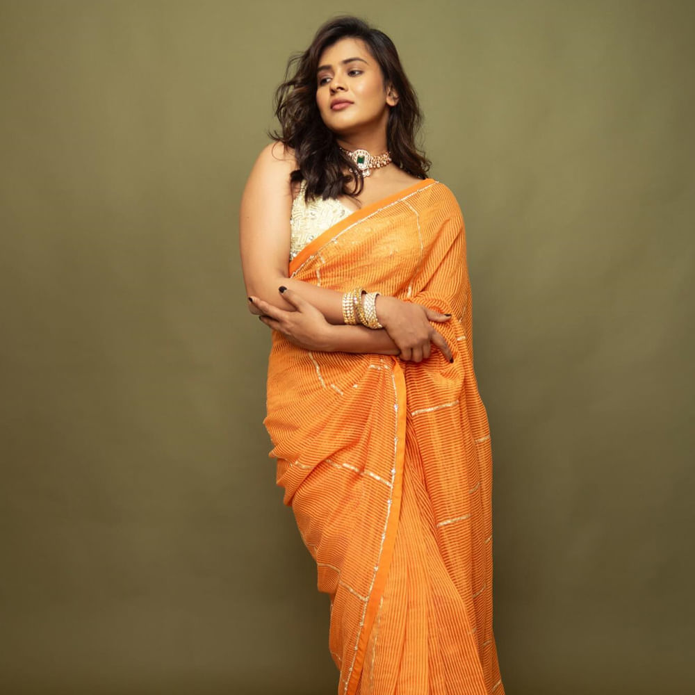  ఓటీటీ సినిమాలు, సిరీస్లు, చిన్న సినిమాలు చేసుకుంటూ కెరీర్ బండిని అలా నడిపిస్తుంది.  మరోవైపు సోషల్ మీడియా వేదికగా గ్లామర్ ప్రదర్శిస్తుంది. ఇంస్టాగ్రామ్ లో తరచుగా బోల్డ్ ఫోటోలు షేర్ చేస్తున్నారు. పరిశ్రమలో ఒకరి ఫేట్ సక్సెస్ మాత్రమే డిసైడ్ చేస్తుంది. అదృష్టం కలిసిరాకో, మంచి సినిమాలు ఎంచుకోవడం తెలియకో... హెబ్బా పటేల్ కి ప్లాప్స్ పడ్డాయి. దాంతో ఆమె రేసులో వెనుకబడిపోయింది. అయితే తనకంటూ కొంత అభిమాన వర్గాన్ని సంపాదించుకుంది.