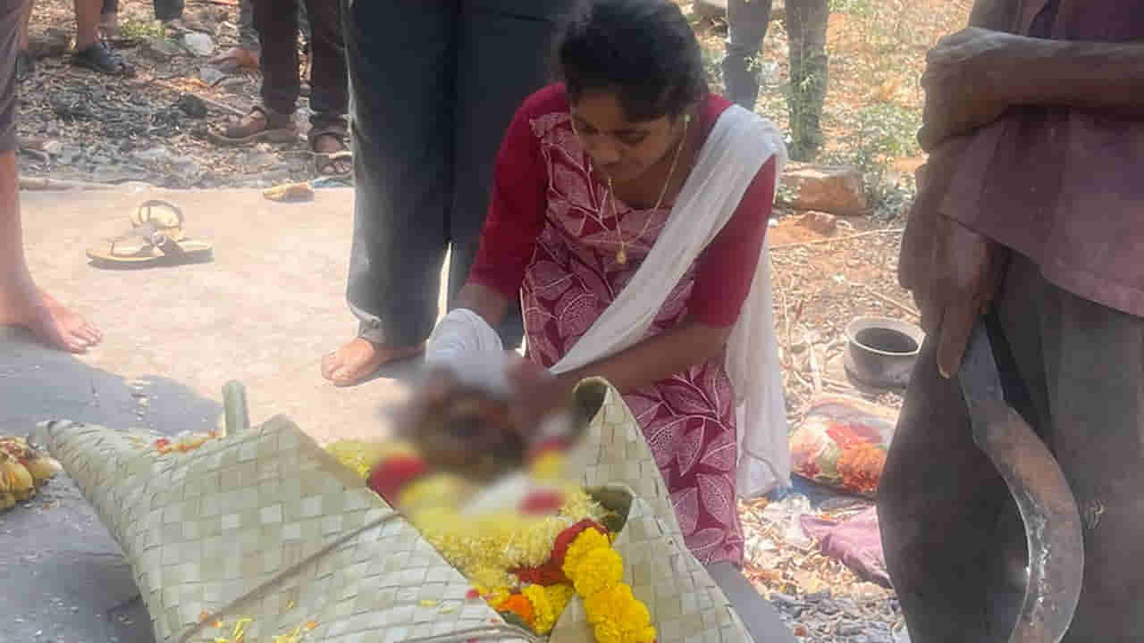 Vizag: గుండె నిండా బాధతో పరీక్ష రాసి వచ్చి... కన్నీటితో తండ్రికి కడసారి వీడ్కోలు..!