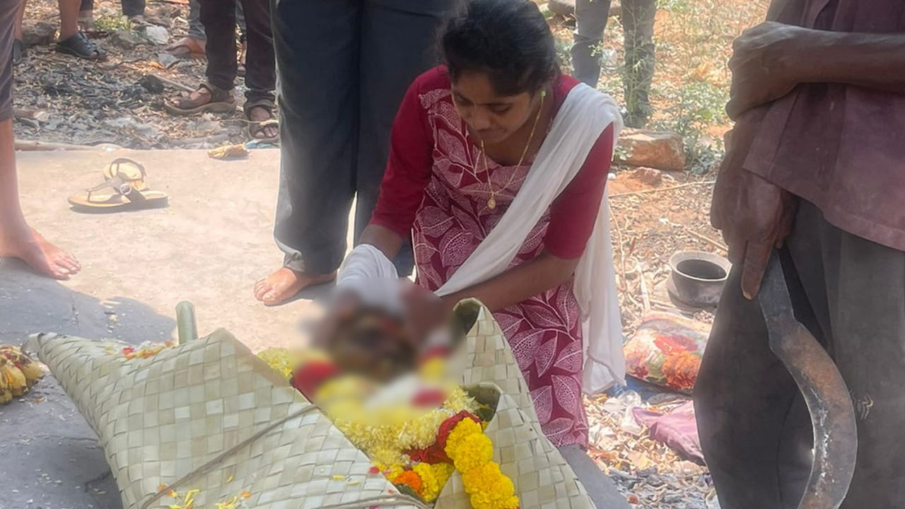 Vizag: గుండె నిండా బాధతో పరీక్ష రాసి వచ్చి... కన్నీటితో తండ్రికి కడసారి వీడ్కోలు..!