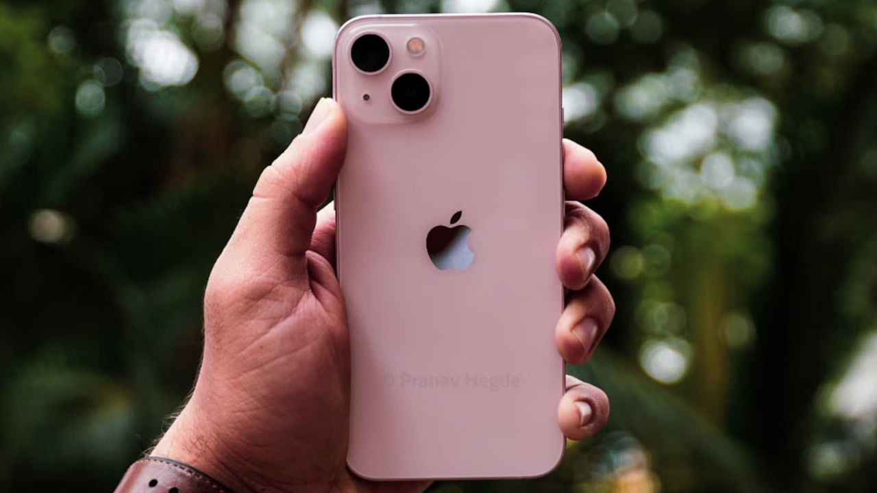 Apple iPhone 13: ఐఫోన్‌ కొనుగోలు చేసే ప్లాన్‌లో ఉన్న వారికి ఇది బెస్ట్‌ ఆప్షన్‌గా చెప్పొచ్చు. యాపిల్‌ ఐఫోన్‌13పై అమెజాన్‌ సేల్‌లో భారీ డిస్కౌంట్‌ లభిస్తోంది. ఈ స్మార్ట్ ఫోన్‌ను 17 శాతం డిస్కౌంట్‌తో రూ. 49,499కే సొంతం చేసుకోవచ్చు. ఫీచర్ల విషయానికొస్తే ఇందులో 6.1 ఇంచెస్‌తో కూడిన సూపర్‌ రెటినీ ఎక్స్‌డీఆర్‌ డిస్‌ప్లేను అందించారు. 12 మెగాపిక్సెల్స్‌ రెయిర్, 12 ఎంపీ ఫ్రంట్‌ కెమెరా ఈ ఫోన్‌ సొంతం. 