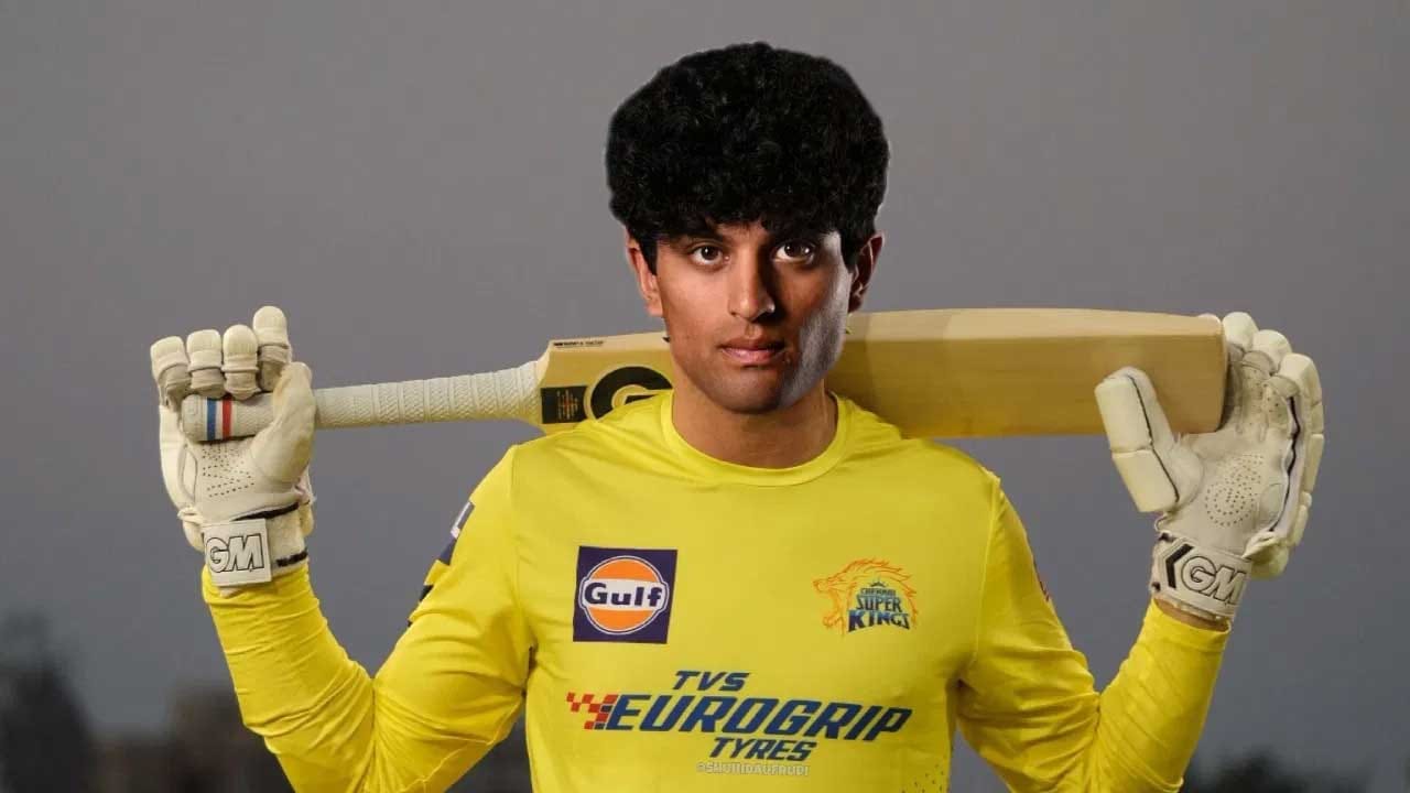 రచిన్ రవీంద్ర: న్యూజిలాండ్కు చెందిన ఈ యువ ఆల్రౌండర్ కర్ణాటక ద్వారా రచిన్ రవీంద్ర భారతదేశంలో జరిగిన వన్డే ప్రపంచ కప్లో ప్రపంచ క్రికెట్ దృష్టిని ఆకర్షించాడు. టోర్నీలో ఎక్కువ పరుగులు చేసిన బ్యాట్స్మెన్లలో అతను కూడా ఒకడు. దీని తర్వాత, CSK ఫ్రాంచైజీ ఈ ఆటగాళ్లను IPL మినీ వేలంలో రూ.1 కోటి 80 లక్షలకు కొనుగోలు చేసింది. ఇప్పుడు RCBతో జరిగే మొదటి మ్యాచ్లో రచిన్ IPL అరంగేట్రం చేసే అవకాశాలు ఉన్నాయి.