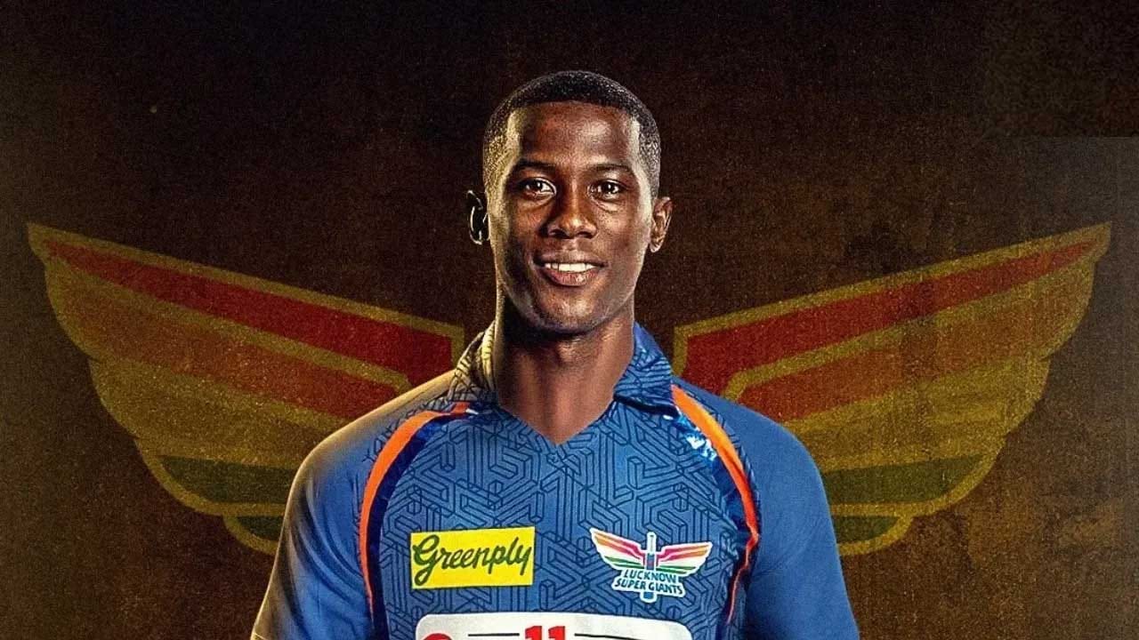 షమర్ జోసెఫ్: గబ్బా టెస్టు విజేత షమర్ జోసెఫ్ ప్రపంచ క్రికెట్లో సంచలనం సృష్టించాడు. స్వదేశంలో కంగారూలపై వెస్టిండీస్ సాధించిన ముఖ్యమైన విజయానికి కారణమైన షమర్ జోసెఫ్, మరో పేసర్ మార్క్ వుడ్ స్థానంలో లక్నో సూపర్ జెయింట్స్ జట్టులో చేరాడు. ఈ యువ బౌలర్ ఐపీఎల్లో తొలి మ్యాచ్లోనే అరంగేట్రం చేయాలని భావిస్తున్నాడు.