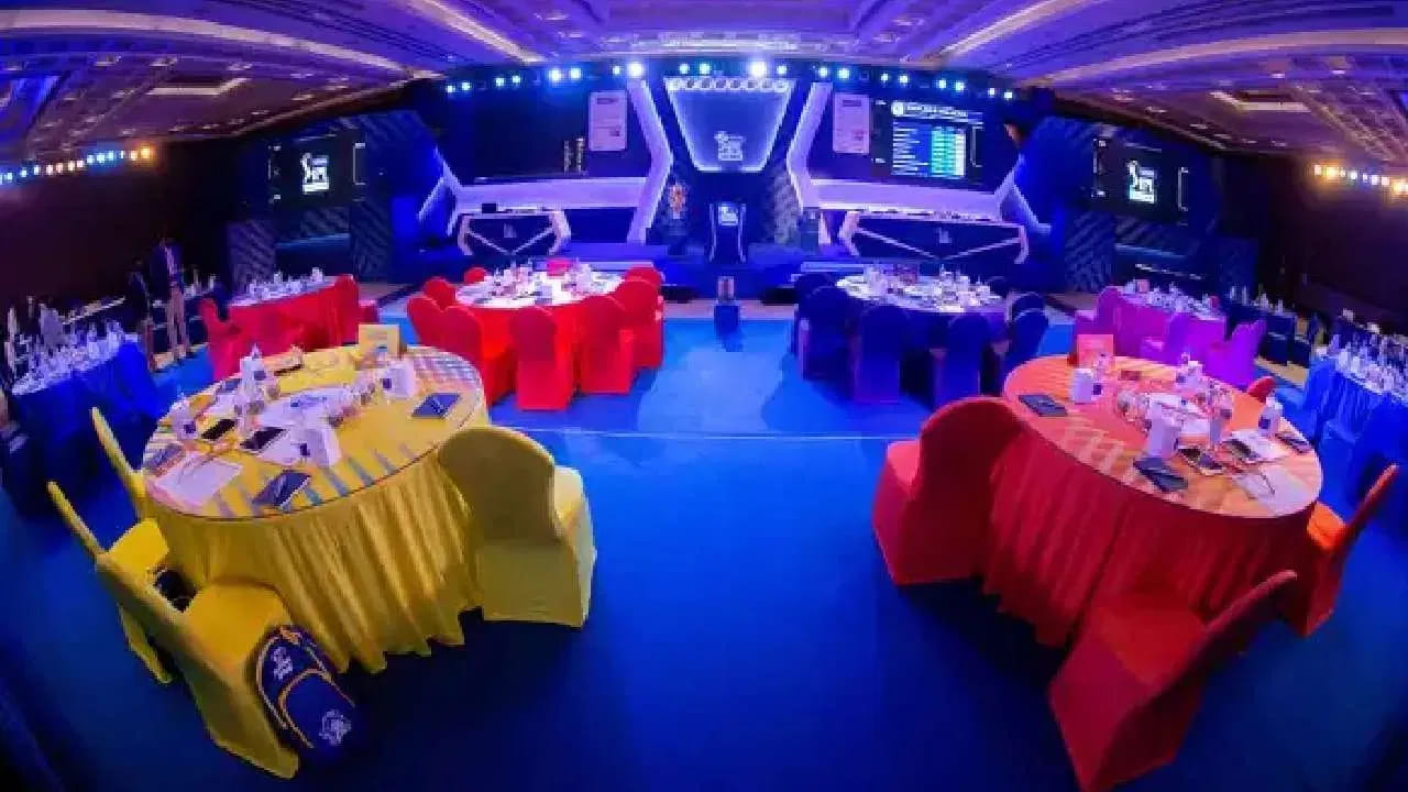 ఇక్కడ నలుగురు ఆటగాళ్లను అట్టిపెట్టుకుంటే మొదటి ఆటగాడికి రూ.16 కోట్లు, 2వ ఆటగాడికి రూ.12 కోట్లు, 3వ ఆటగాడికి రూ.8 కోట్లు, 4వ ఆటగాడికి రూ.6 కోట్లు లభిస్తాయి.  దీని ప్రకారం మొత్తం 42 కోట్లు అవుతుంది. ముగ్గురు ఆటగాళ్లను రిటైన్ చేసుకుంటే మొదటి ఆటగాడికి రూ.15 కోట్లు, రెండో ఆటగాడికి రూ.11 కోట్లు, మూడో ఆటగాడికి రూ.7 కోట్లు దక్కుతాయి. దీని ప్రకారం మొత్తం రూ.33 కోట్లు ఖర్చు చేయాల్సి ఉంటుంది.