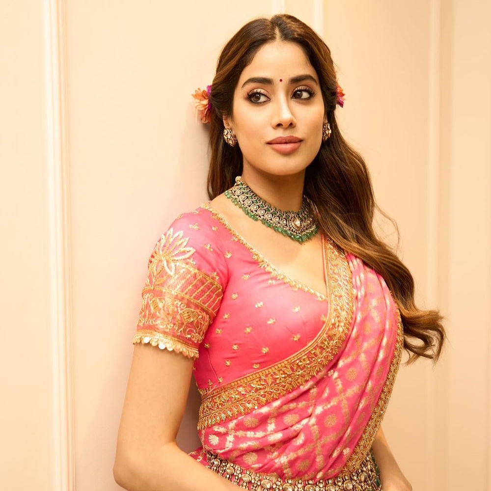 అమ్మ కోరిక తీర్చే పనిలో బిజీ అయిపోయారు జాన్వీ కపూర్. అయినా అమ్మ అనుకున్నది చేయడం కంటే గొప్ప గిఫ్ట్ ఏముంటుంది చెప్పండి..? అందుకే అదే చేస్తున్నారు జాన్వీ. అమ్మ మాదిరే సౌత్‌లోనే జెండా పాతాలని ఫిక్స్ అయ్యారు ఈ బ్యూటీ. ఈ క్రమంలోనే రెండు పాన్ ఇండియన్ సినిమాలతో టాలీవుడ్‌కు రాయల్ ఎంట్రీ ఇస్తున్నారు జాన్వీ. 