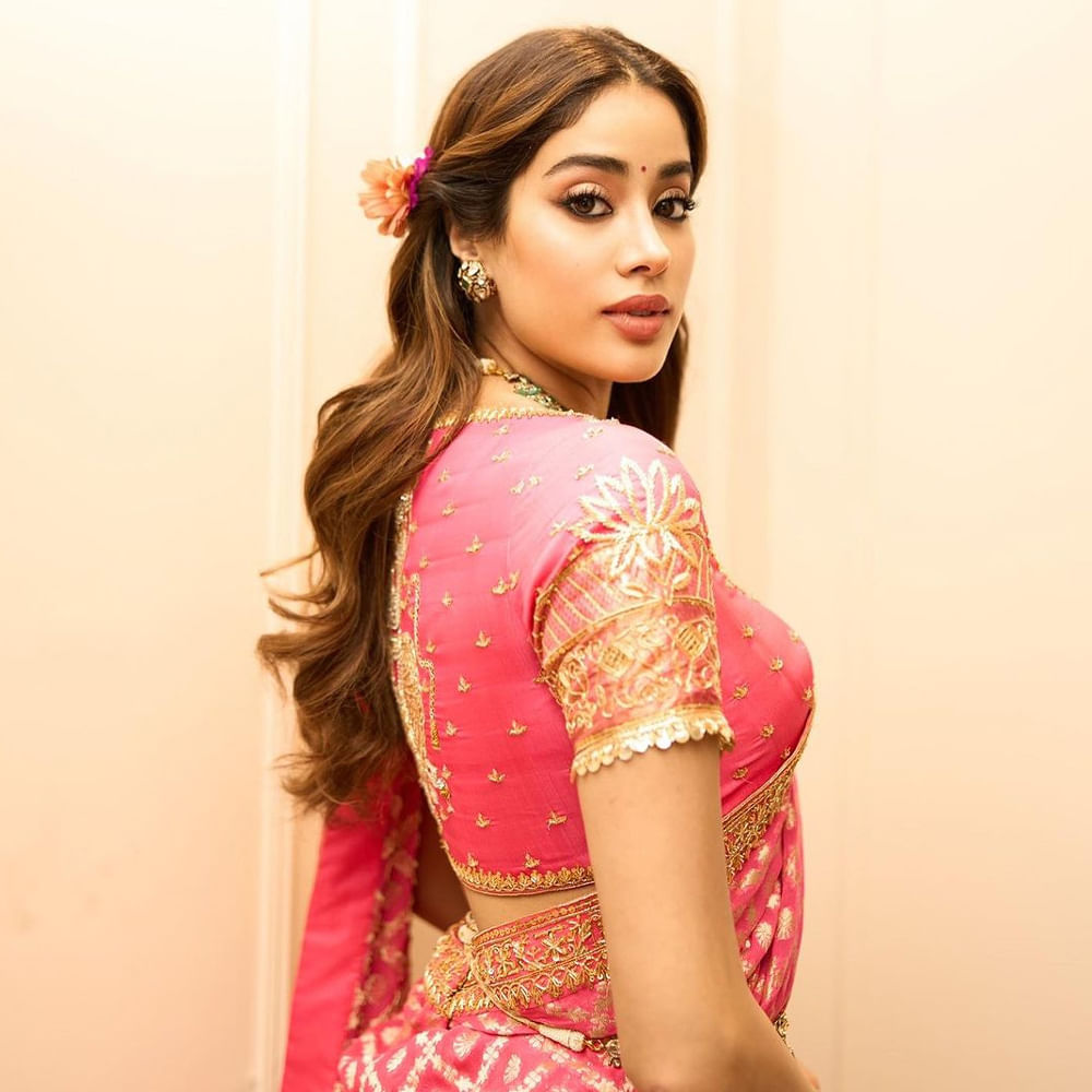 అతిలోక సుందరి శ్రీదేవి నిర్మాత బోనీ కపూర్ పెద్ద కూతురిగా 2018లో ‘ధడక్‌’ సినిమాతో సినీ రంగంలోకి ఎంట్రీ ఇచ్చింది. ఆ తర్వాత పలు చిత్రాల్లో నటించి మెప్పించింది. ప్రస్తుతం ఎన్టీఆర్ దేవరలో హీరోయిన్‌గా చేస్తుంది. ఈ సినిమా నుంచి పోస్టర్లు, గ్లింప్స్ మాత్రమే విడుదలైనప్పటికీ తెలుగులో జాన్వీ కపూర్‌కు ఫుల్ క్రేజ్ వచ్చింది.