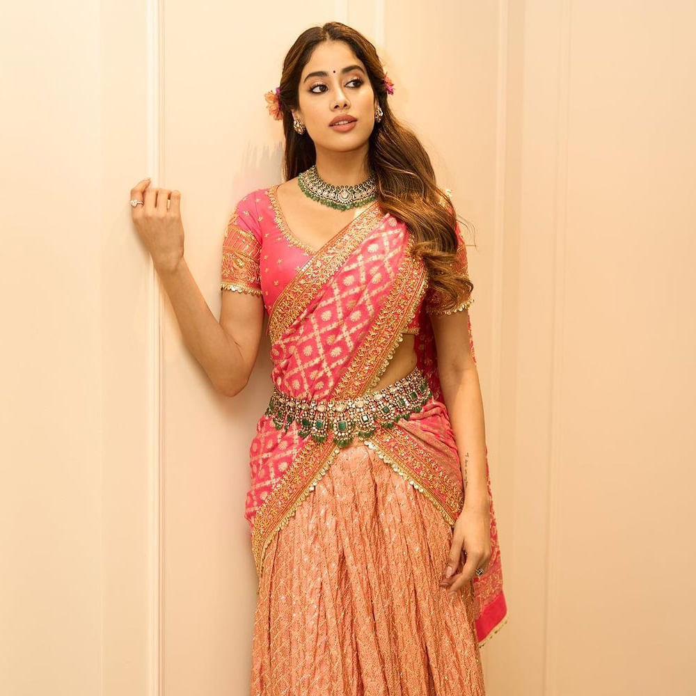 హిందీ, తమిళంలో శ్రీదేవి ఎన్ని సినిమాలు చేసినా.. ఆమెను తెలుగమ్మాయిలాగే చూసారు మన ప్రేక్షకులు. అతిలోకసుందరికి కూడా అన్ని ఇండస్ట్రీలతో పోలిస్తే తెలుగుపైనే కాస్త ఎక్కువ మక్కువ ఉండేది. జాన్వీ కపూర్‌కు ఈ అభిమానమే శ్రీరామరక్షలా మారుతుంది. నెమ్మదిగా తెలుగు ఇండస్ట్రీలో జెండా పాతేస్తున్నారు జాన్వీ కపూర్. 