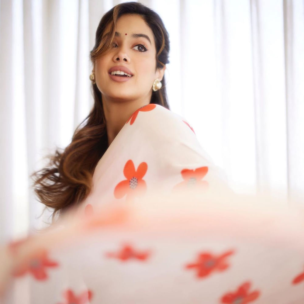 దేవర సెట్స్పై ఉండగానే రామ్ చరణ్ సినిమాలోనూ ఛాన్స్ అందుకున్నారు జాన్వీ. బుచ్చిబాబు సినిమాలో ఈమె నటిస్తుందని కన్ఫర్మ్ చేసారు బోనీ కపూర్.