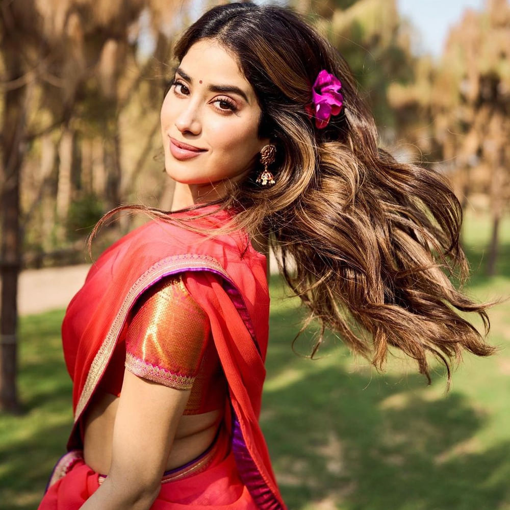 ధడక్ సినిమాతో తెరంగేట్రం చేసిన ఈ తార.. ఆ తర్వాత హిందీలో వరుస మూవీస్ చేసింది. కేవలం గ్లామర్ రోల్స్ కాకుండా లేడీ ఓరియెంటెడ్ చిత్రాలు చేస్తూ.. కంటెంట్, పాత్ర ప్రాధాన్యత ఉన్న ప్రాజెక్టులతో తనకంటూ ఓ గుర్తింపు సంపాదించుకుంది జాన్వీ కపూర్. 