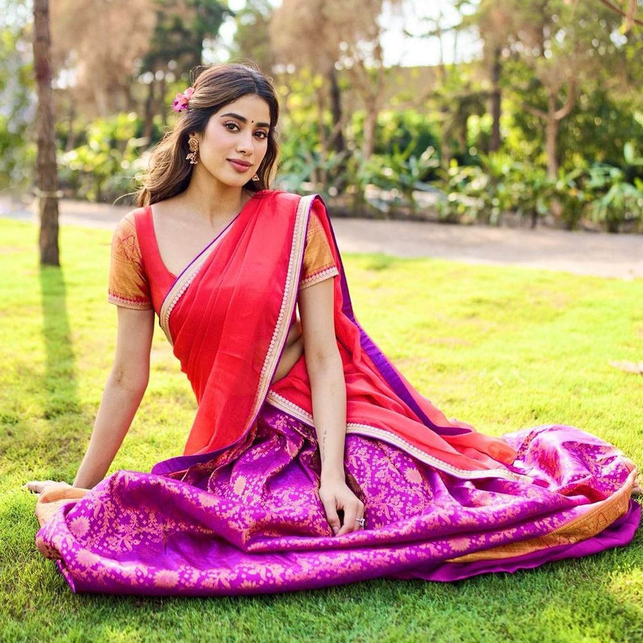 బాలీవుడ్ బ్యూటీ జాన్వీ కపూర్ పుట్టిన రోజు నేడు (మార్చి 6). ఈ సందర్భంగా ఈ అందాల తారకు సోషల్ మీడియా వేదికగా శుభాకాంక్షలు వెల్లువెత్తుతున్నాయి. సినీ ప్రముఖులు, సన్నిహేతులు, అభిమానులు, నెటిజన్స్ జాన్వీకి బర్త్ డే విషెస్ తెలుపుతున్నారు. 