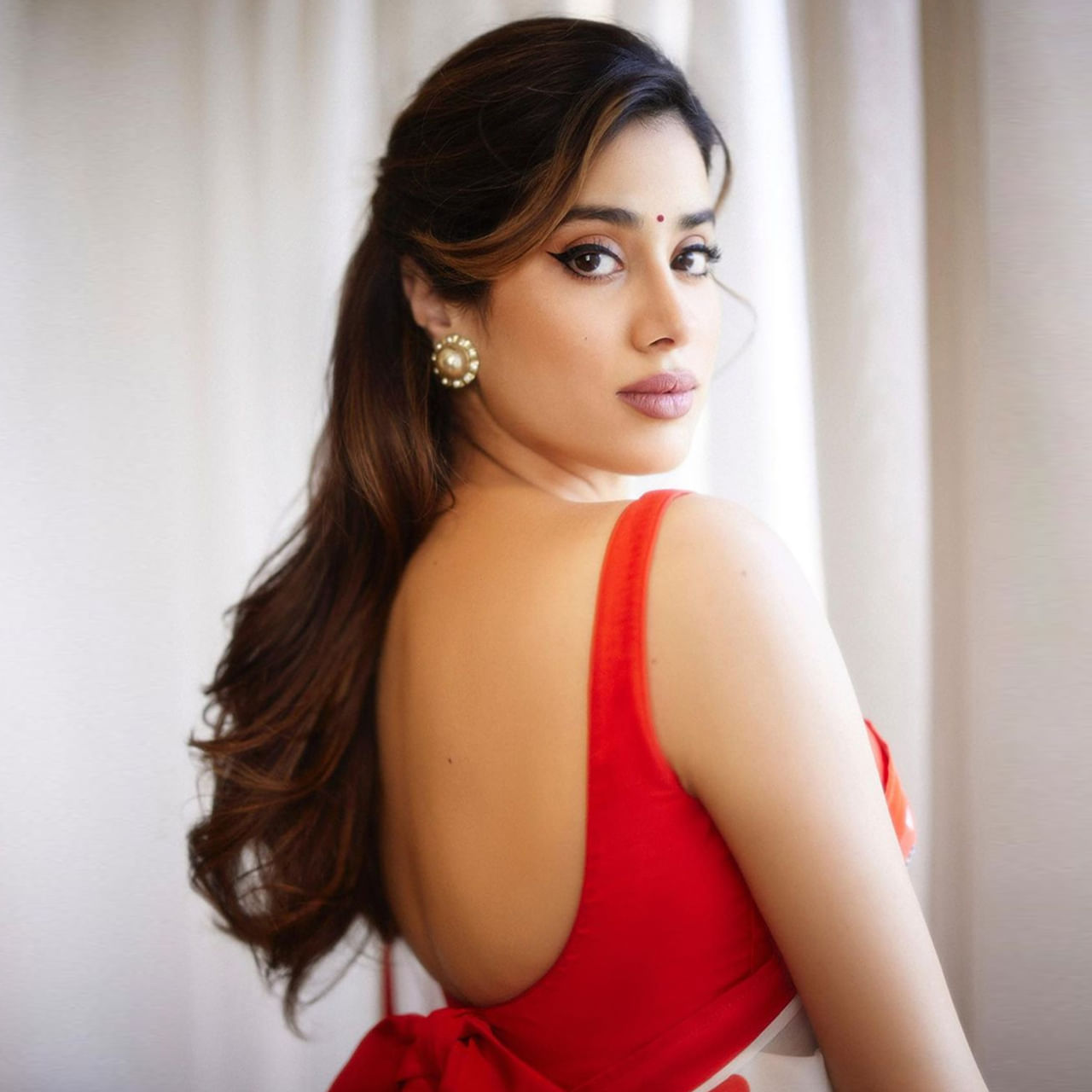 అమ్మ కోరిక తీర్చడం కంటే గొప్ప గిఫ్ట్ ఏముంటుంది అంటున్నారు జాన్వీ కపూర్. ఈమె తీరు చూస్తుంటే బాలీవుడ్ వదిలేసి.. సౌత్లోనే సెటిల్ అయిపోయేలా కనిపిస్తున్నారు. ఆల్రెడీ దేవర సెట్స్పై ఉండగానే.. మరో రెండు సినిమాల్లోనూ జాన్వీ పేరు ప్రముఖంగా వినిపిస్తుంది.