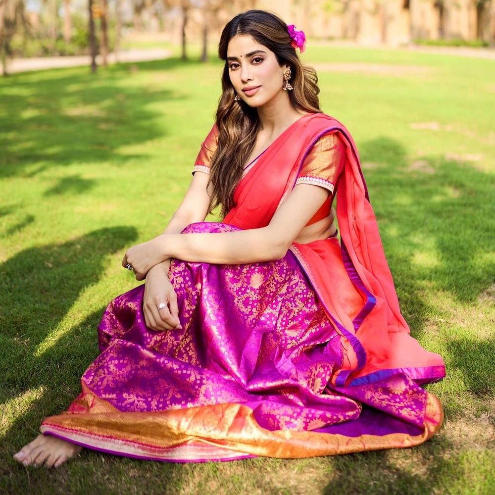 ప్రస్తుతం తెలుగు తెరపై సందడి చేసేందుకు రెడీ అయ్యింది. యంగ్ టైగర్ ఎన్టీఆర్ ప్రధాన పాత్రలో డైరెక్టర్ కొరటాల శివ తెరకెక్కిస్తున్న సినిమా దేవర. ఇందులో జాన్వీ కథానాయికగా నటిస్తుంది. ఈ మూవీతోనే టాలీవుడ్ అడియన్స్ ముందుకు రాబోతుంది జాన్వీ. 