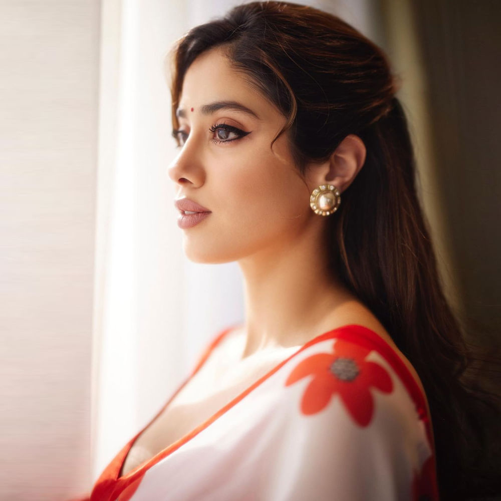 ఈ క్రమంలోనే దేవర లాంటి సెన్సేషనల్ సినిమాతో ఎంట్రీ ఇస్తున్నారు జాన్వీ. బాలీవుడ్ పొమ్మంటున్నా.. సౌత్ మాత్రం శ్రీదేవి తనయకు పూలబాట వేస్తుంది.