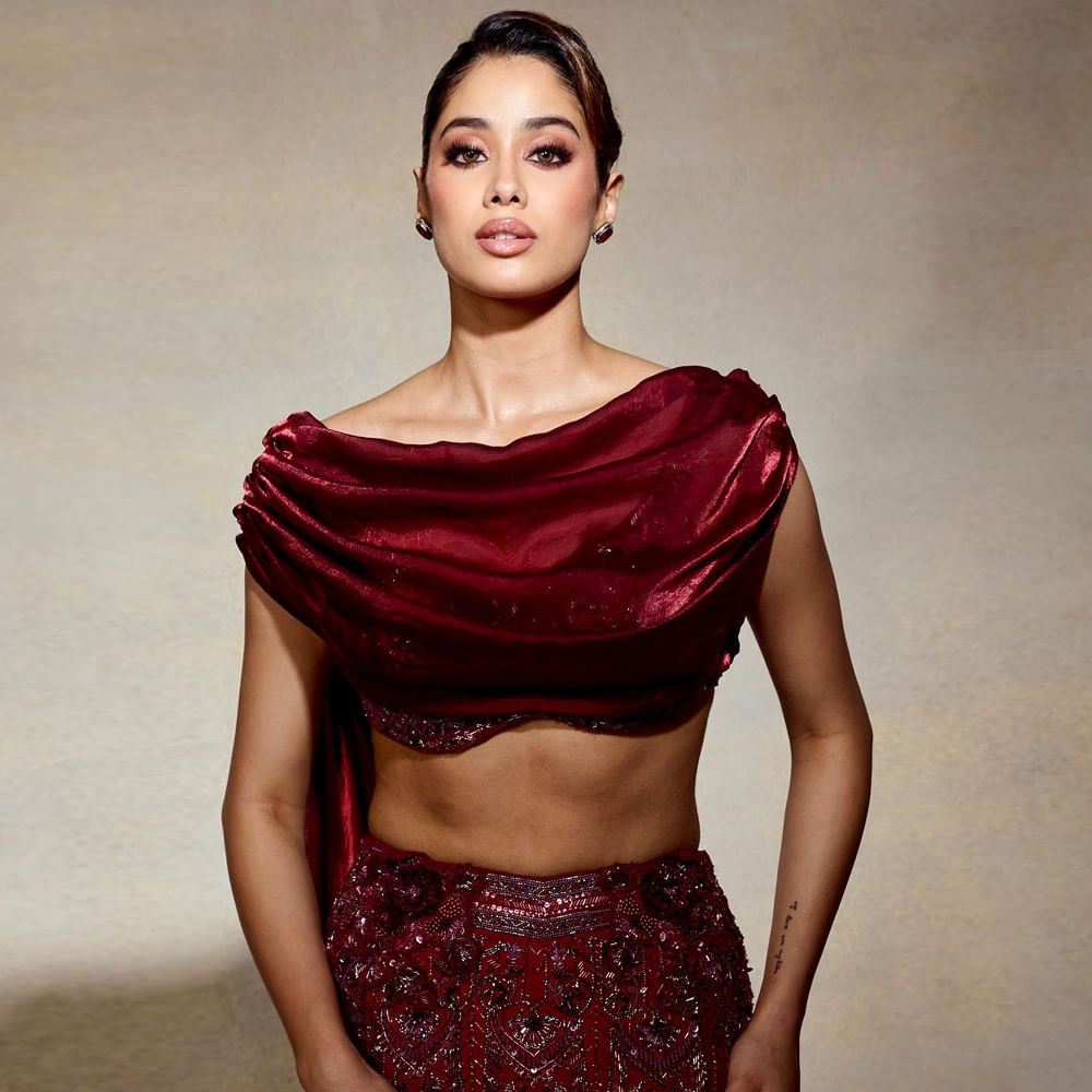 ధడక్ సినిమాతో బాలీవుడ్కు పరిచయమైన జాన్వీ కపూర్.. అరడజన్ సినిమాలకు పైగా నటించినా కోరుకున్న గుర్తింపు రాలేదు. దాంతో ఇక లాభం లేదనుకుని దక్షిణాదిపై దండయాత్రకు సిద్ధమవుతున్నారు జాన్వీ కపూర్.