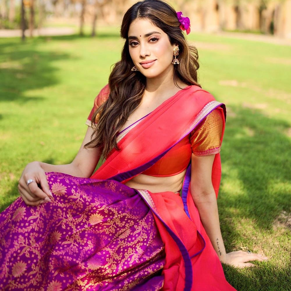 పుట్టినరోజు సందర్భంగా ఈరోజు తిరుమల శ్రీవారిని దర్శించుకుంది జాన్వీ. పట్టు పరికిణిలో ఎంతో అందంగా కనిపించింది. దర్శనం అనంతరం ఈ బ్యూటీ గ్రీన్ గార్డెన్ లో ఫోటోషూట్ చేసింది. ఇందుకు సంబంధించిన ఫోటోస్ నెట్టింట వైరలవుతుండగా.. నెటిజన్స్ క్రేజీ కామెంట్స్ చేస్తున్నారు. 