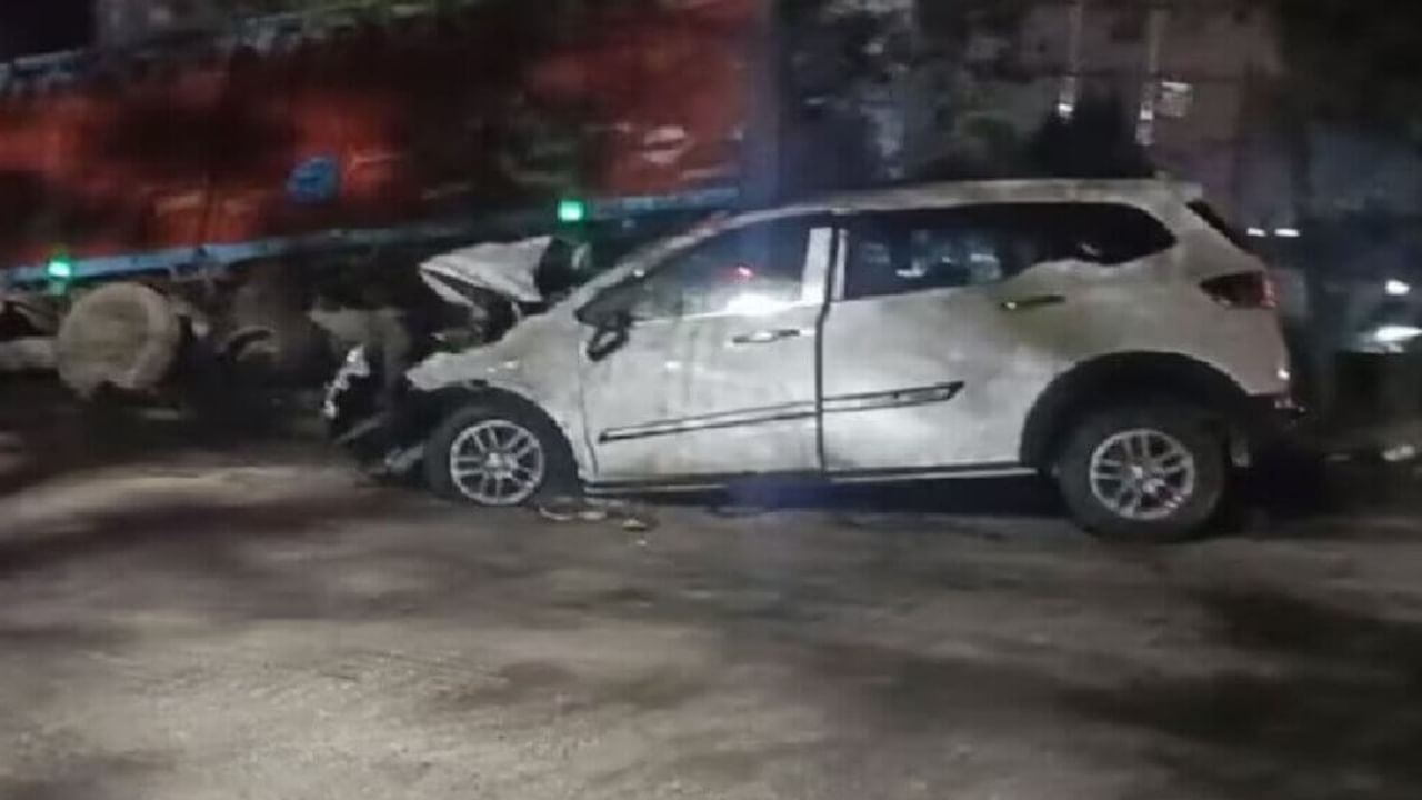 Jaunpur Road Accident ఘోర రోడ్డు ప్రమాదం ట్రక్కును ఢీ కొట్టిన కారు ఒకే కుటుంబానికి చెందిన