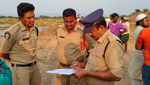 దర్గా బాబా సలహాతో తాయత్తు కట్టుకునేందుకు సిద్దం.. నదిలో మునిగిన వెంటనే..