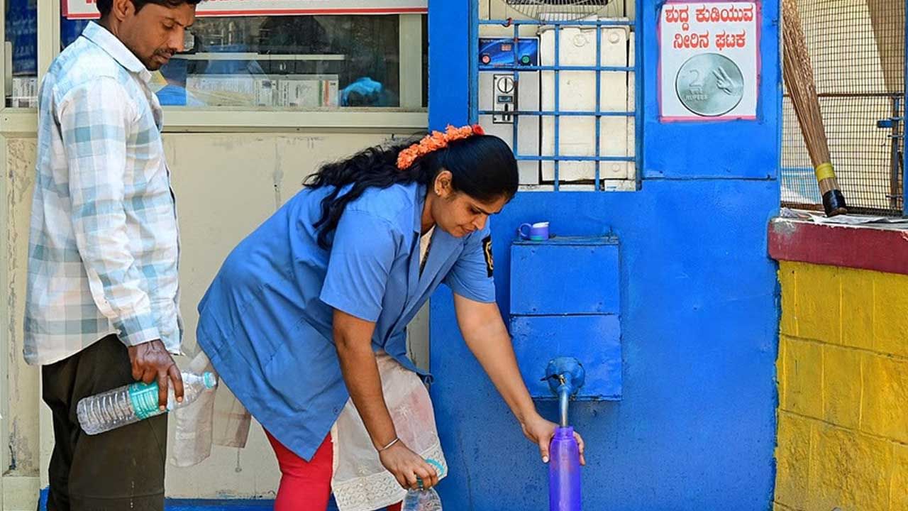 దేశంలో చాలా చోట్ల నీటి సమస్య తీవ్రంగా వేధిస్తోంది. నిన్న మొన్నటి వరకు తెలంగాణలోని కొన్ని జిల్లాల్లో ఈ సమస్యతో ఇబ్బంది పడ్డారు ప్రజలు. అయితే చాపకింద నీరులా ఈ నీటి ఎద్దడి సమస్య పక్క రాష్ట్రమైన కర్ణాటకకు కూడా పాకింది.
