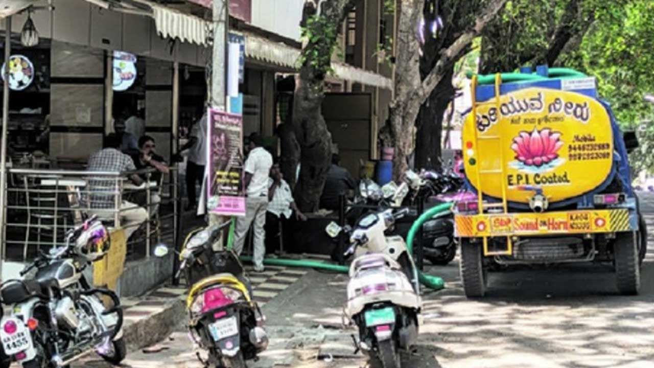 అటు సాగుకు, ఇటు తాగుకు నీరు లేక తీవ్ర ఇబ్బందులకు గురవుతున్నారు స్థానికులు. కర్ణాటక రాష్ట్రంలోని 70శాతం ప్రాంతాల్లో భూగర్భ జలాలు అడుగంటి పోయాయి. దాదాపు 247 పట్టణాలకు నీటిని ట్యాంకర్ల ద్వారా సరఫరా చేస్తున్నారు.