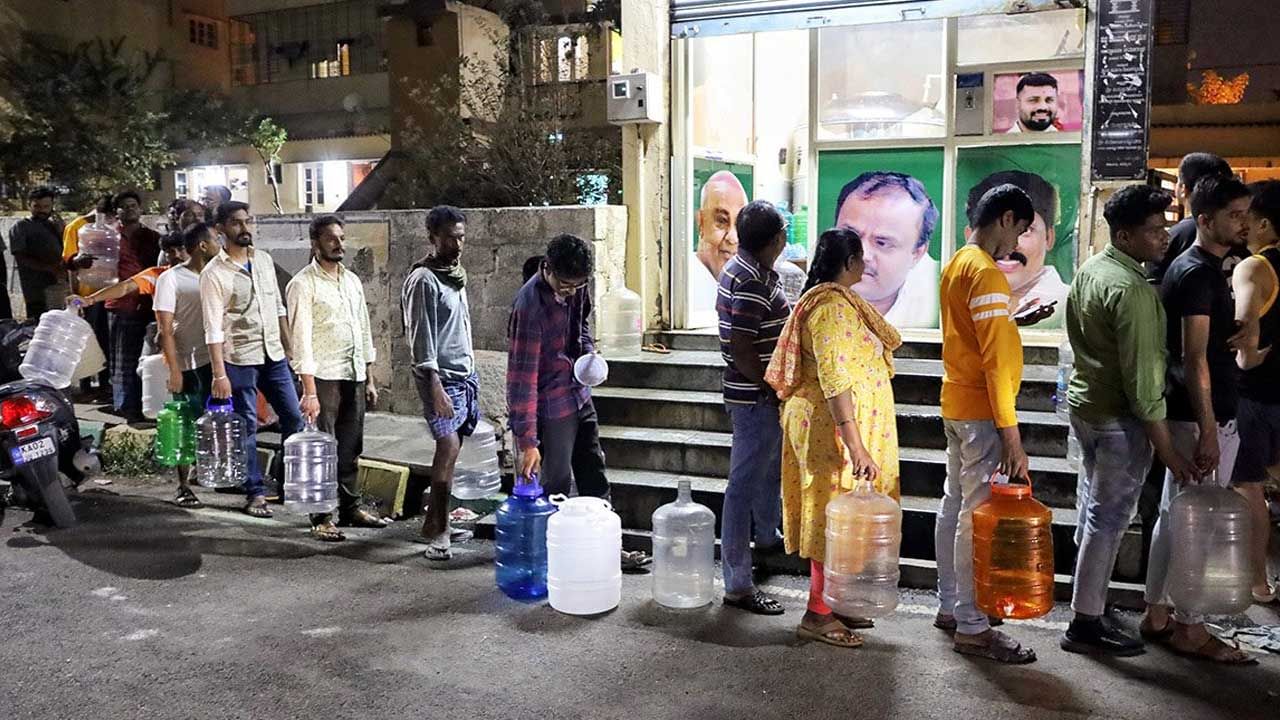 ఇక గ్రామీణ ప్రాంతాల్లో అయితే పరిస్థితి మరింత దయనీయంగా తయారైంది. రాష్ట్ర వ్యాప్తంగా 645 గ్రామాలకు తాగు నీటిని ప్రత్యేకంగా ట్యాంకర్ల ద్వారా సరఫరా చేస్తున్నారు. ఈశాన్య రుతుపవనాల సమయంలో కేవలం 96 మిల్లీ మీటర్ల వర్షపాతం మాత్రమే నమోదవడంతో ఈ పరిస్థితి నెలకొందని తెలుపుతున్నారు అధికారులు.