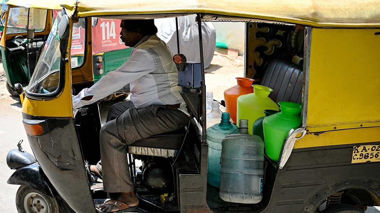 నీటి ట్యాంకర్ల కోసం ప్రజలు పడిగాపులు కాస్తున్నారు. బిందెలు, బకెట్లు, వాటర్ క్యాన్లు పట్టుకొని కిలోమీటర్ల మేర క్యూలలో నిలబడి నీటిని పట్టుకుంటున్నారు. వేసవి ప్రారంభంలోనే పరిస్థితి ఇలా ఉంటే ఏప్రిల్, మే నెలల్లో ఇంకెలాంటి ఇబ్బందులను ఎదుర్కోవాల్సి వస్తుందోనని ఆందోళన చెందుతున్నారు రాష్ట్ర ప్రజలు.