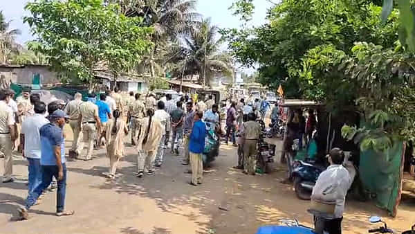 Khammam: గిరిజనుల మధ్య గొడవ.. పరిష్కరించేందుకు వెళ్లిన పోలీసులపై ప్రతాపం.. వెంటపడి మరీ దాడి..!