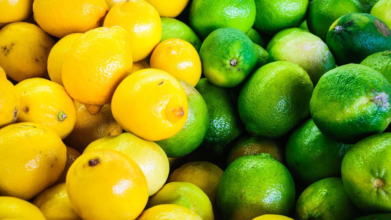 ఒక స్ప్రే బాటిల్ తీసుకోండి. అందులో నిమ్మకాయని చిన్న తొక్కలుగా కట్ చేసి వేయండి. అలాగే కొద్దిగా నిమ్మ రసాన్ని కూడా పిండండి. ఆ తర్వత అరకప్పు వెనిగర్ వేయండి. నెక్ట్స్ ఉప్పు, డిష్ వాషింగ్ లిక్విడ్, వాటర్ వేసి వాగా కలపండి.