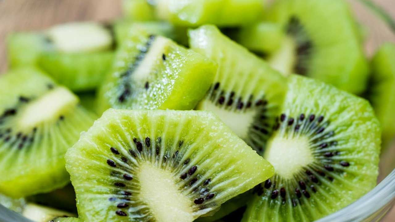 Kiwi Fruit: రోజుకో కివీ తింటే ఆరోగ్యంతో పాటు ఆనందం కూడా.. ! ఎప్పుడు తినాలో తెలుసుకోండి..