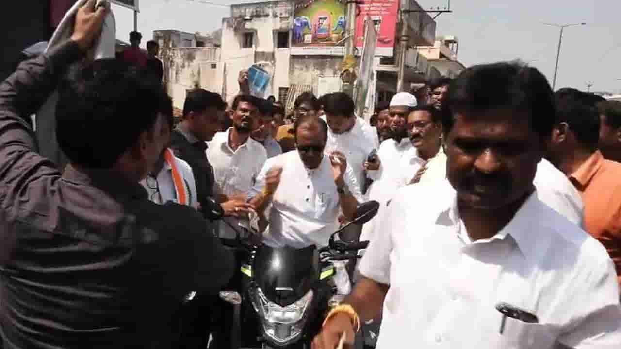 గన్ మెన్లు, కాన్వాయ్ని వదిలేసిన మంత్రి ఏం చేశారంటే..