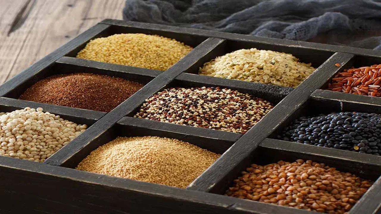 ముందుగా కొర్రలను శుభ్రంగా కడుక్కోవాలి. వీటిని అన్నంగా వండుకునే ముందు 8 నుంచి 6 గంటల సేపు అయినా వడకట్టాలి. ఇప్పుడు నీటిని వడకట్టి.. గిన్నెలోకి తీసుకుని వేడి చేయాలి. 
