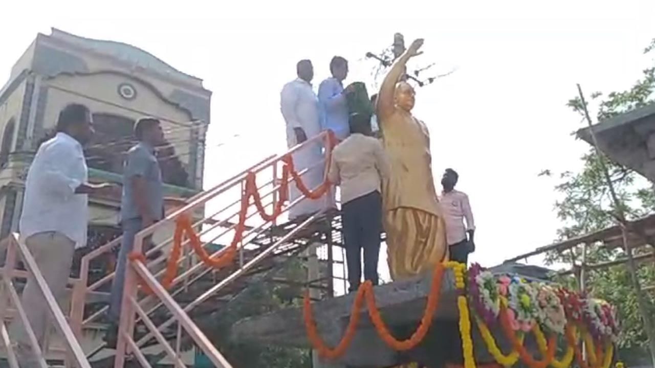 Andhra Pradesh: ప్రత్యర్థి పార్టీ అభ్యర్థి తండ్రి విగ్రహాన్ని అవిష్కరించిన ఏపీ మంత్రి బుగ్గన