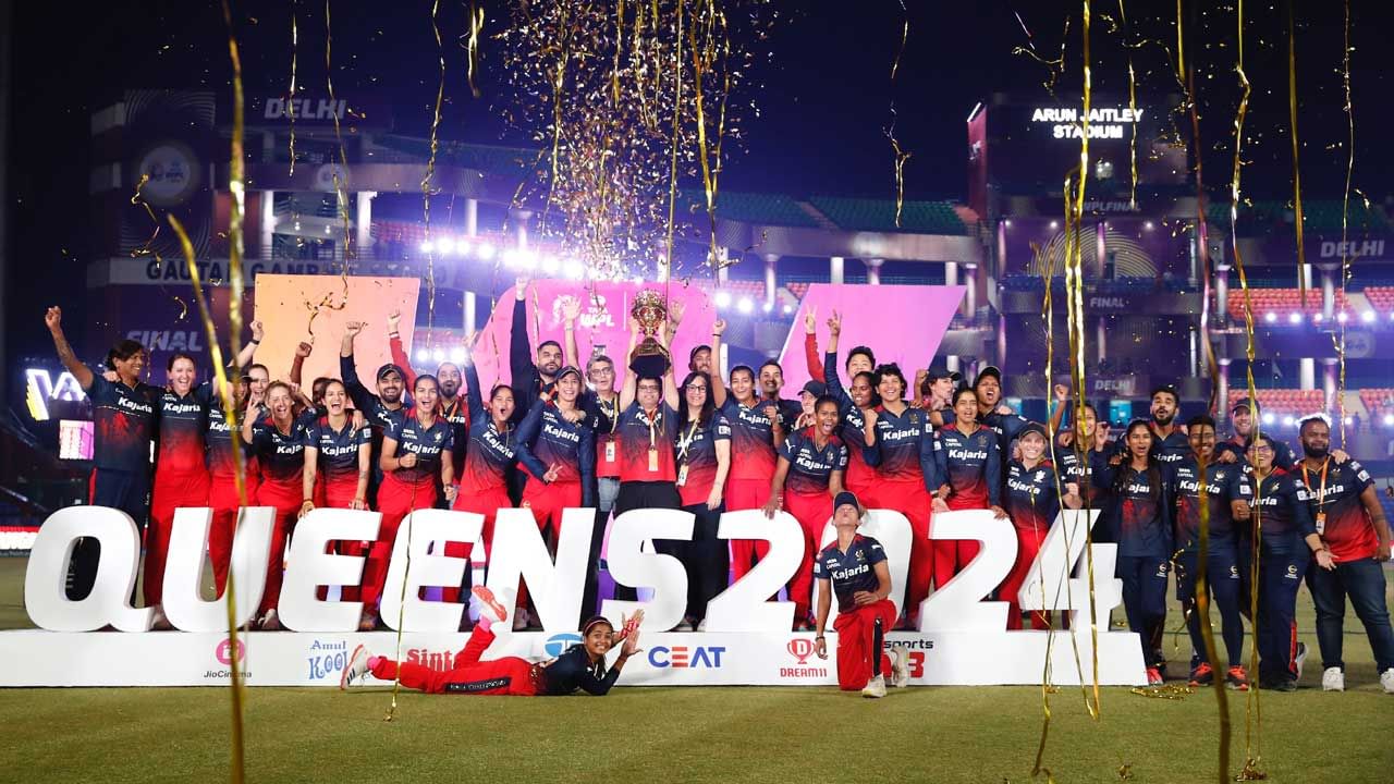 WPL 2024 Awards Full List: మహిళల ప్రీమియర్ లీగ్ (WPL 2024) సీజన్-2 ముగిసింది. ఢిల్లీలోని అరుణ్ జైట్లీ స్టేడియంలో జరిగిన ఫైనల్ మ్యాచ్‌లో రాయల్ ఛాలెంజర్స్ బెంగళూరు (RCBW) జట్టు ఢిల్లీ క్యాపిటల్స్‌(DCW)ను ఓడించింది. ఈ ఛాంపియన్‌ టైటిల్‌తో పాటు ఆర్‌సీబీ ఆటగాళ్లు ఎన్నో అవార్డులు కూడా గెలుచుకున్నారు. ఆ అవార్డుల పూర్తి వివరాలు ఇప్పుడు చూద్దాం..