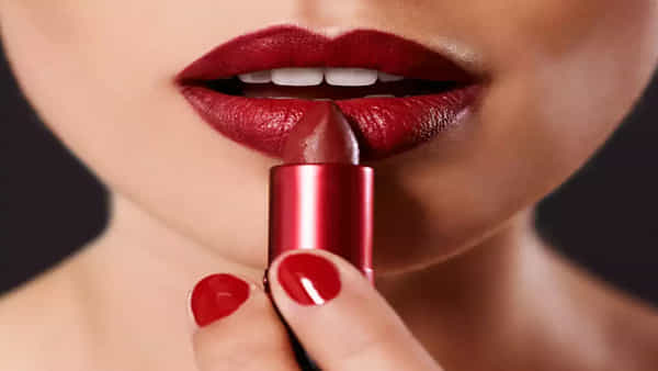 Lipstick Side Effects: అందంగా కనిపించాలని లిప్స్టిక్ ఎక్కువగా వేసుకుంటున్నారా? అయితే జాగ్రత్త..