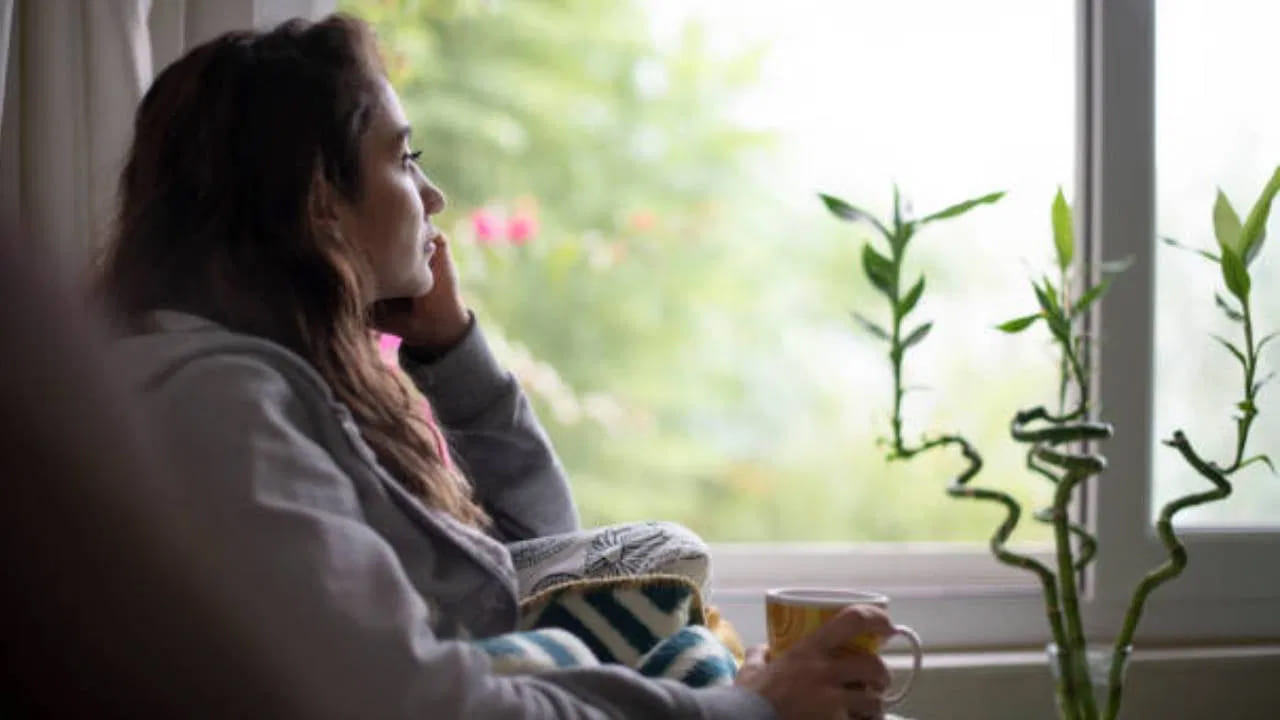 నేటి పోటీ ప్రపంచంలో చాలా మంది ఒంటరితనం సమస్యతో బాధపడుతున్నారు. కానీ ఆ విషయం వాళ్లకి చాలా ఆలస్యంగా అర్థం అవుతుంది. ఒంటరితనం సమస్యను అర్థం చేసుకునే సమయానికి, అప్పటికే చాలా ఆలస్యం అయిపోతుంది. నిజానికి, ఒంటరితనం అనేది మన జీవితంలోని అనేక సమస్యల కంటే చాలా పెద్ద సమస్య.