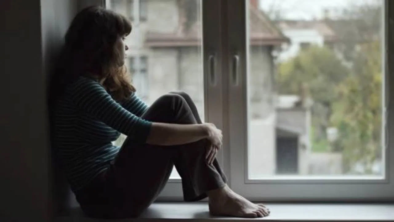 ఆరోగ్య సంరక్షణ కోసం US ఏజెన్సీ ఒంటరితనంపై భయంకరమైన నివేదికను వెలువరించింది. ఒంటరితనం కూడా వివిధ రకాల వ్యాధులకు దారితీస్తుందట. సామాజిక ఆందోళన ఒంటరితనానికి దారి తీస్తుంది. ఇతరులతో మాట్లాడటం లేదా సోషల్‌ బాహేవియర్‌లో వారికి ఇబ్బంది తలెత్తుతుంది. తమ గురించి ఇతరులు ఏమనుకుంటారోనన్న ఆందోళన వారిలో ఎక్కువగా ఉంటుంది.