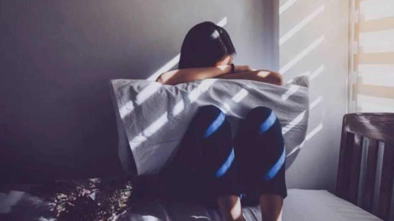 డిప్రెషన్‌కు కారణాలలో ఒంటరితనం ఒకటిగా పరిగణిస్తుంటారు నిపుణులు. ఒంటరిగా ఉన్నప్పుడు నెగెటివ్ ఆలోచనలు చుట్టుముడతాయట. దీంతో వారిలో ఆత్మవిశ్వాసం సన్నగిల్లి ఆత్మనూన్యతకు లోనవుతారు. ఎక్కువ కాలం ఒంటరితనంతో బాధపడేవారిలో కూడా రోగనిరోధక శక్తి తగ్గిపోతుందని అధ్యయనాలు చెబుతున్నాయి.