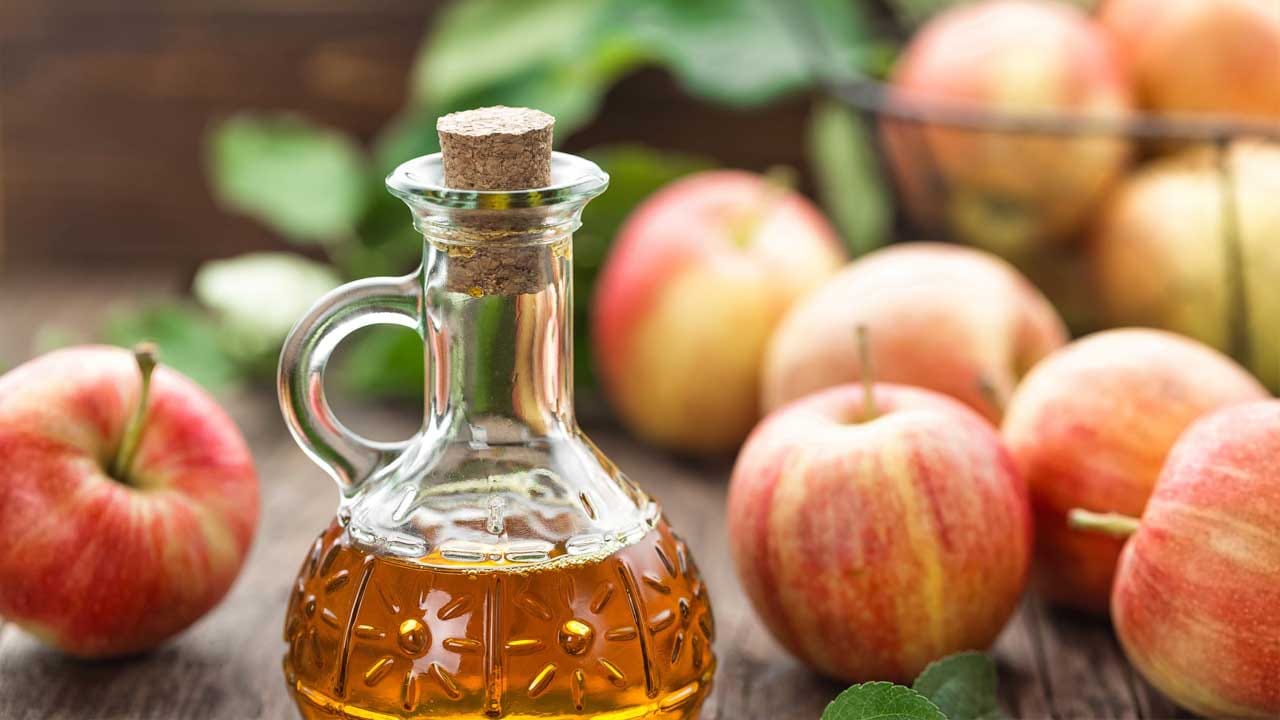 బరువు తగ్గడంలో కూడా మేలు చేస్తుంది: యాపిల్ వెనిగర్ ఊబకాయాన్ని తగ్గించడంలో ప్రయోజనకరంగా పరిగణిస్తారు. హార్వర్డ్ హెల్త్ ప్రకారం, 2009లో 175 మందిపై జరిపిన ఒక అధ్యయనం ప్రకారం, 3 వారాల పాటు 1-2 టీస్పూన్ల వెనిగర్‌ను తీసుకునే వ్యక్తులు 2-4 పౌండ్ల బరువును తగ్గారని కనుగొన్నారు. 