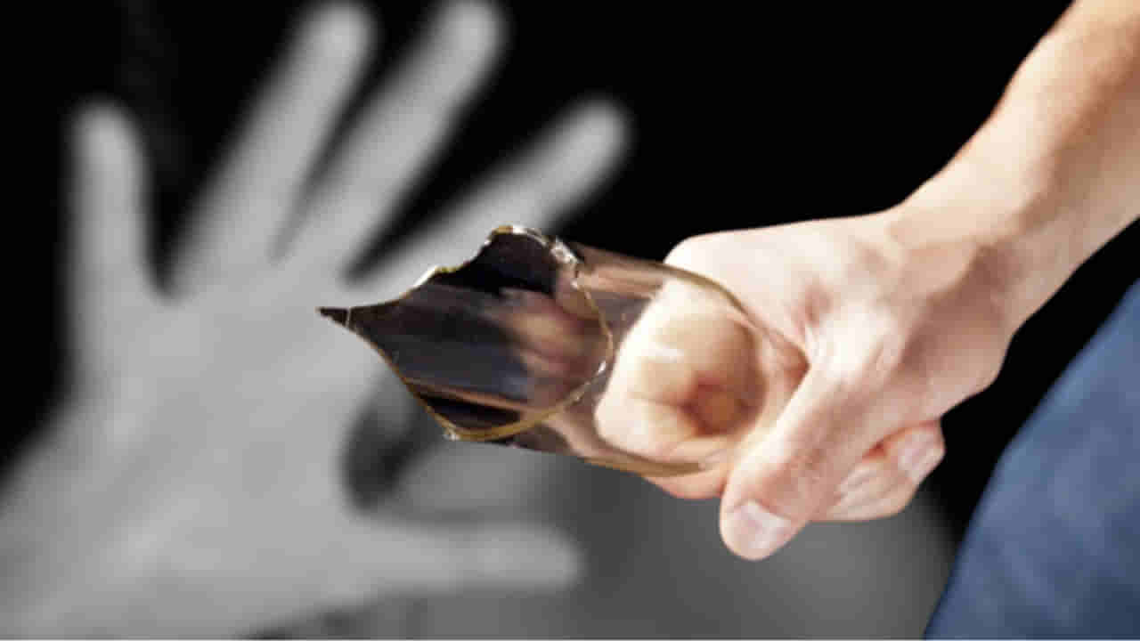 Andhra Pradesh: పక్కింటి పిల్లోడని పలకరిస్తే ఇంత దారుణమా..? ఆస్పత్రి పాలైన యువతి