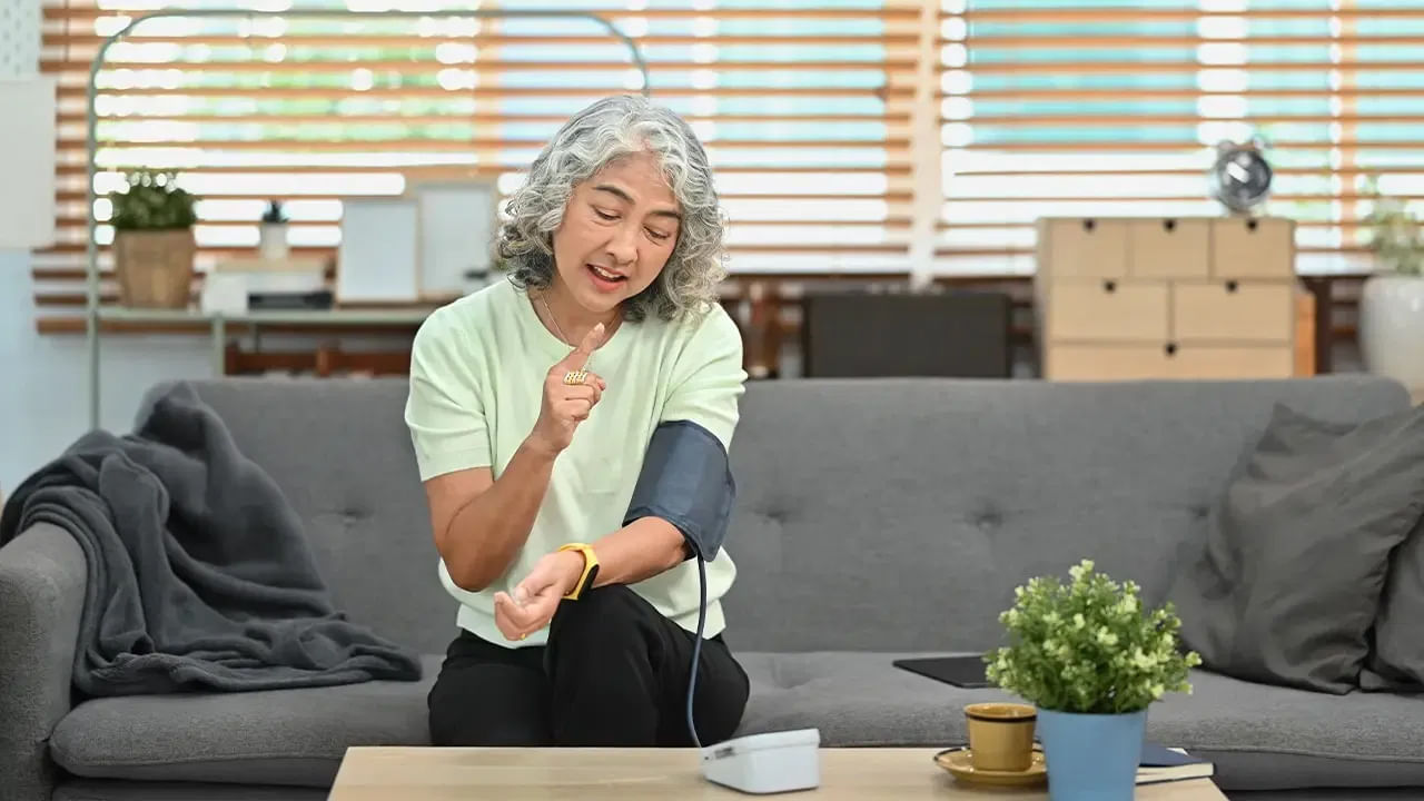 నేటి జీవనశైలి కారణంగా దాదాపు ప్రతి ఇంట్లో రక్తపోటు సమస్యతో బాధపడేవారు ఉన్నారు. అధిక రక్తపోటు మాత్రమే కాదు తక్కువ రక్తపోటు కూడా ఆరోగ్యానికి హానికరం. లో బీపీ కారణంగా అనేక తీవ్రమైన వ్యాధులు వచ్చే ప్రమాదం ఉంది. కాబట్టి మీరు ఆరోగ్యంగా ఉండాలంటే రక్తపోటును సాధారణంగా ఉంచుకోవడం చాలా అవసరం. సాధారణ రక్తపోటు 120/80. కానీ 90/60కి పడిపోయిందంటే వెంటనే వైద్యుల సూచనల మేరకు తగిన జాగ్రత్తలు తీసుకోవాలి.