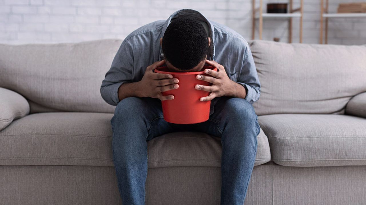 ఒక మనిషి ఆరోగ్యంగా, అందంగా ఉండాలంటే.. ఎన్నో రకాల పోషకాలు అవసరం అవుతాయి. వాటిల్లో ఏది తక్కువ.. ఎక్కువ అయినా సమస్యలు తప్పవు. అందుకే అన్ని రకాల ఆహారాలు తీసుకోవాలి అని వైద్యులు చెబుతూ ఉంటారు. అయితే కొంత మంది సరైన ఆహారం తీసుకోక పోవడం కారణంగా అనేక సమస్యలకు గురి అవుతూ ఉంటారు. మీరు ఆరోగ్యంగా ఉండాలంటే ఆరోగ్యకరమైన ఆహారం తప్పని సరి. 
